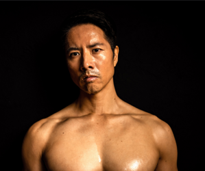 Although his upper body is naked, Mr. Kyle Kogishi is muscular, he is an action actor active in Japan.